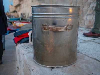 Prima di partire c�� ancora uno strumento da portare a bordo: � un vecchio recipiente cilindrico di metallo per l�olio...